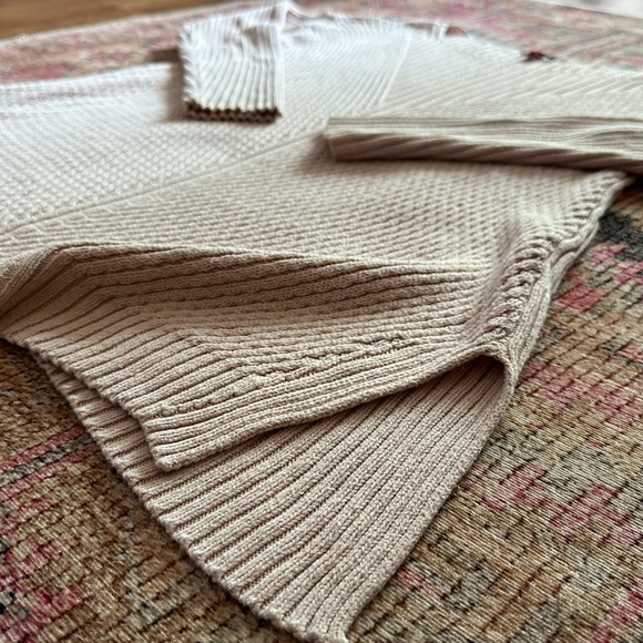 Vince Camuto V-Neck Light Pink/Lavender Sweater- Size Medium - Picture 4 of 4